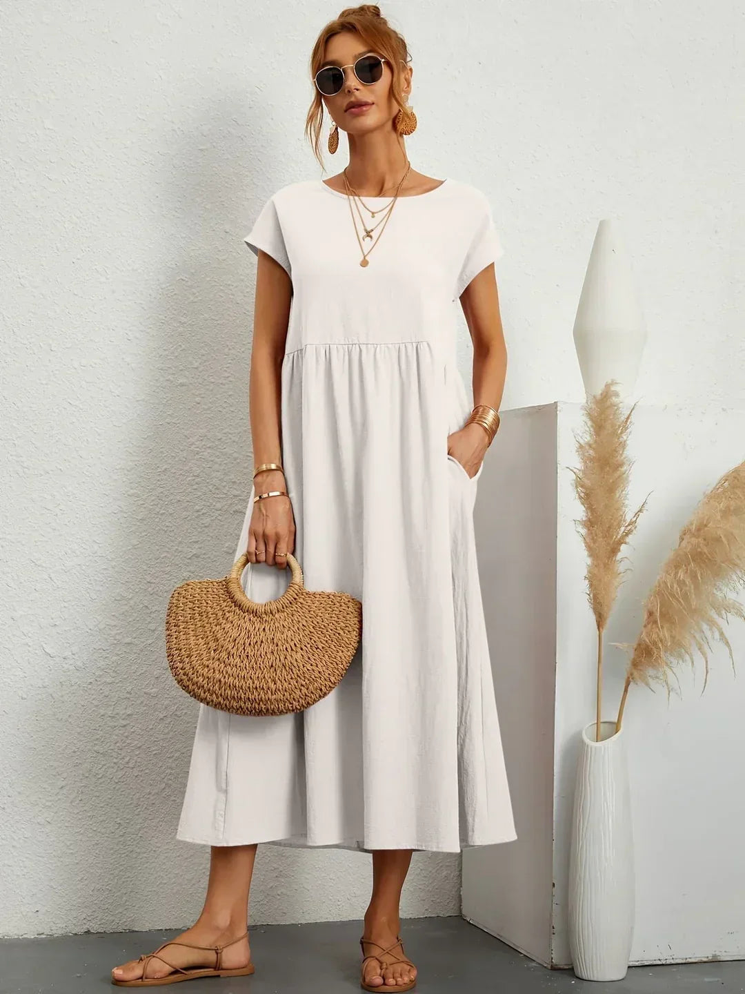 Vestido midi fluido blanco con cuello redondo, manga corta y falda con frunces