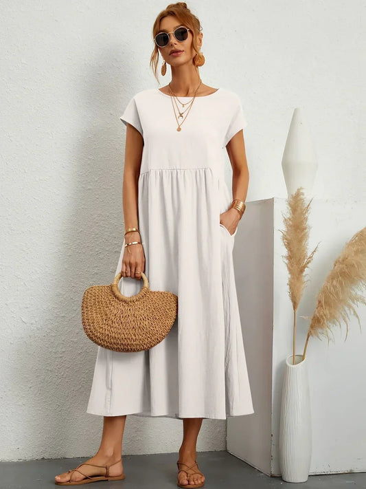 Vestido midi fluido blanco con cuello redondo, manga corta y falda con frunces