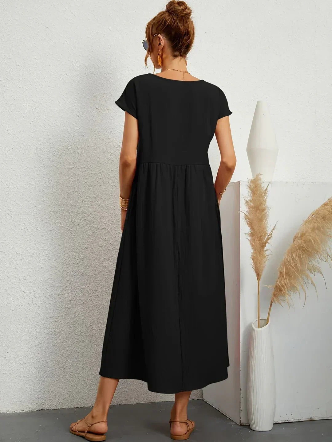 Vestido midi fluido negro con espalda vista y falda con vuelo