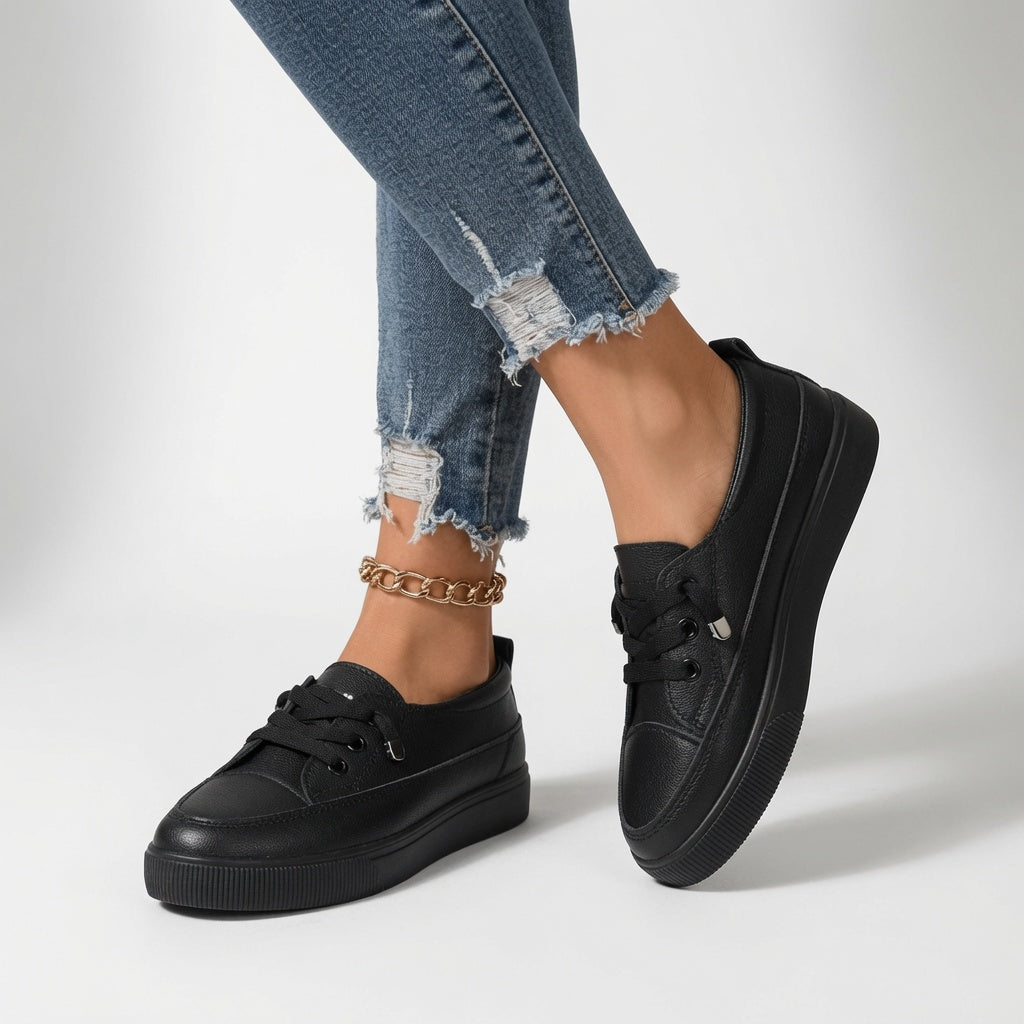 Zapatillas deportivas negras con cordones, perfil bajo y suela de goma