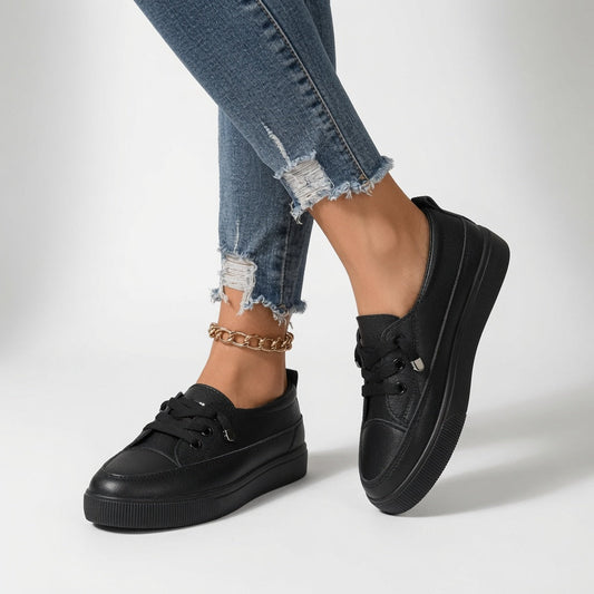 Zapatillas deportivas negras con cordones, perfil bajo y suela de goma