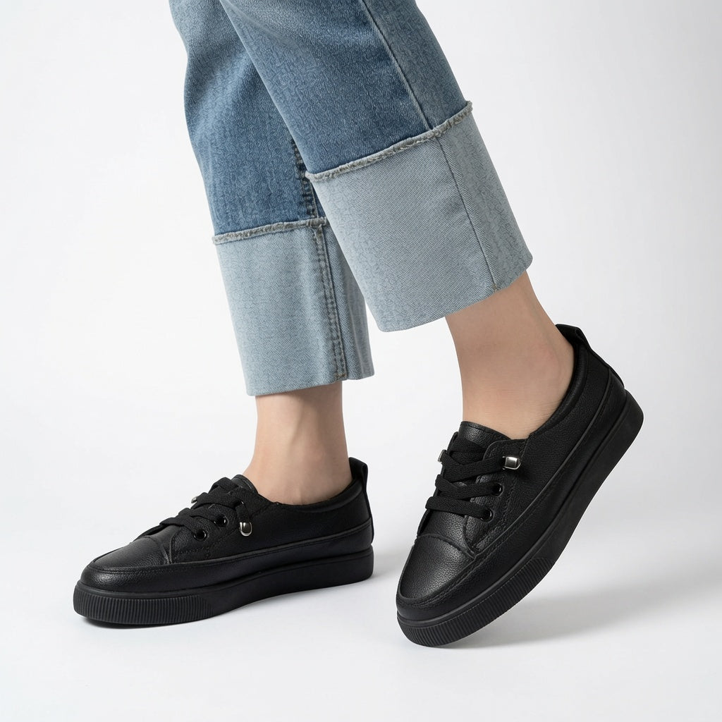 Zapatillas deportivas negras con cordones y refuerzo lateral, suela gruesa