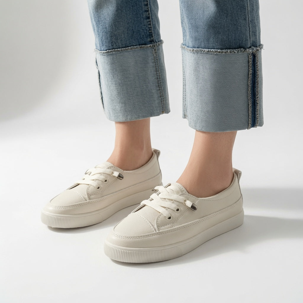 Zapatillas deportivas beige claras con cordones y suela acanalada