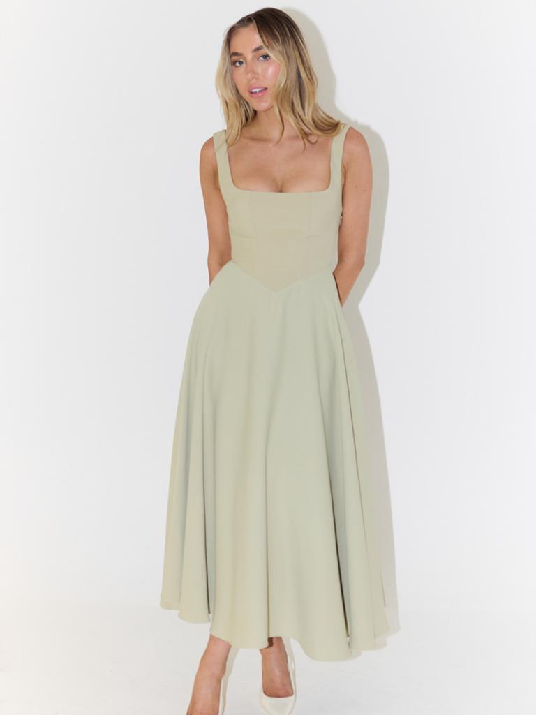 Vestido verde claro sin mangas midi con escote cuadrado y falda acampanada