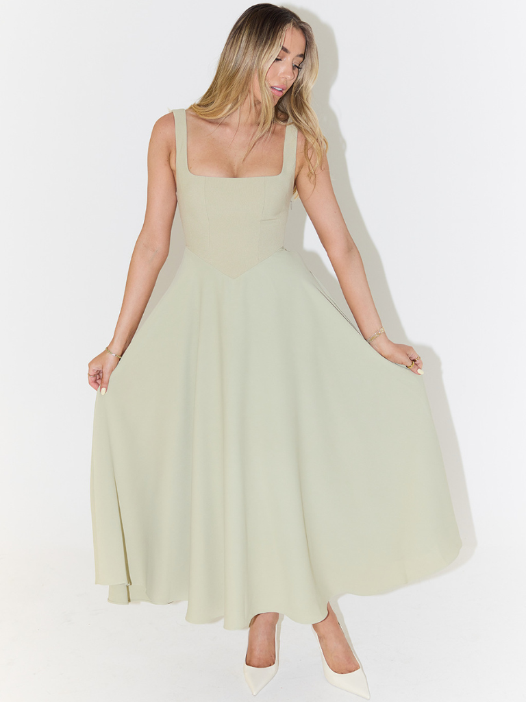 Vestido midi verde claro sin mangas con escote cuadrado y falda acampanada