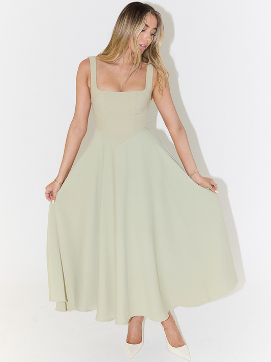 Vestido midi verde claro sin mangas con escote cuadrado y falda acampanada