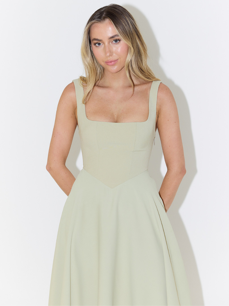 Vestido midi verde claro sin mangas, escote cuadrado y corsé entallado