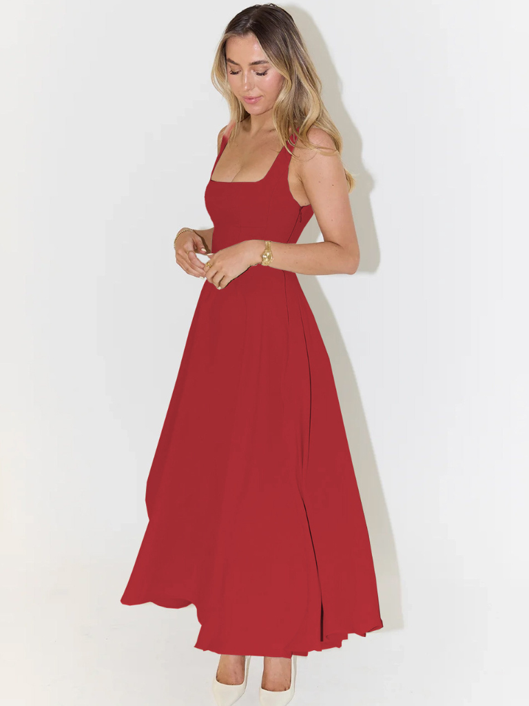 Vestido fluido rojo de tirantes finos, falda amplia y abertura frontal