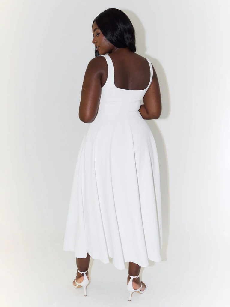 Vestido blanco sin mangas con espalda cuadrada y falda amplia midi; vista trasera
