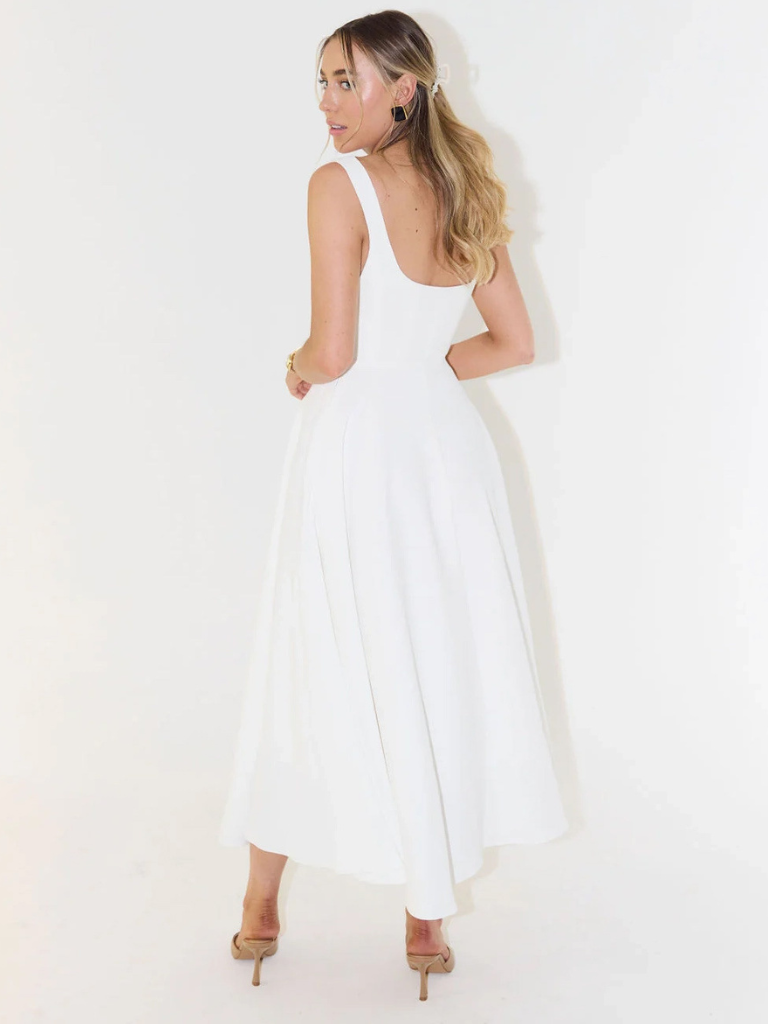 Vestido blanco sin mangas con falda acampanada midi; vista lateral