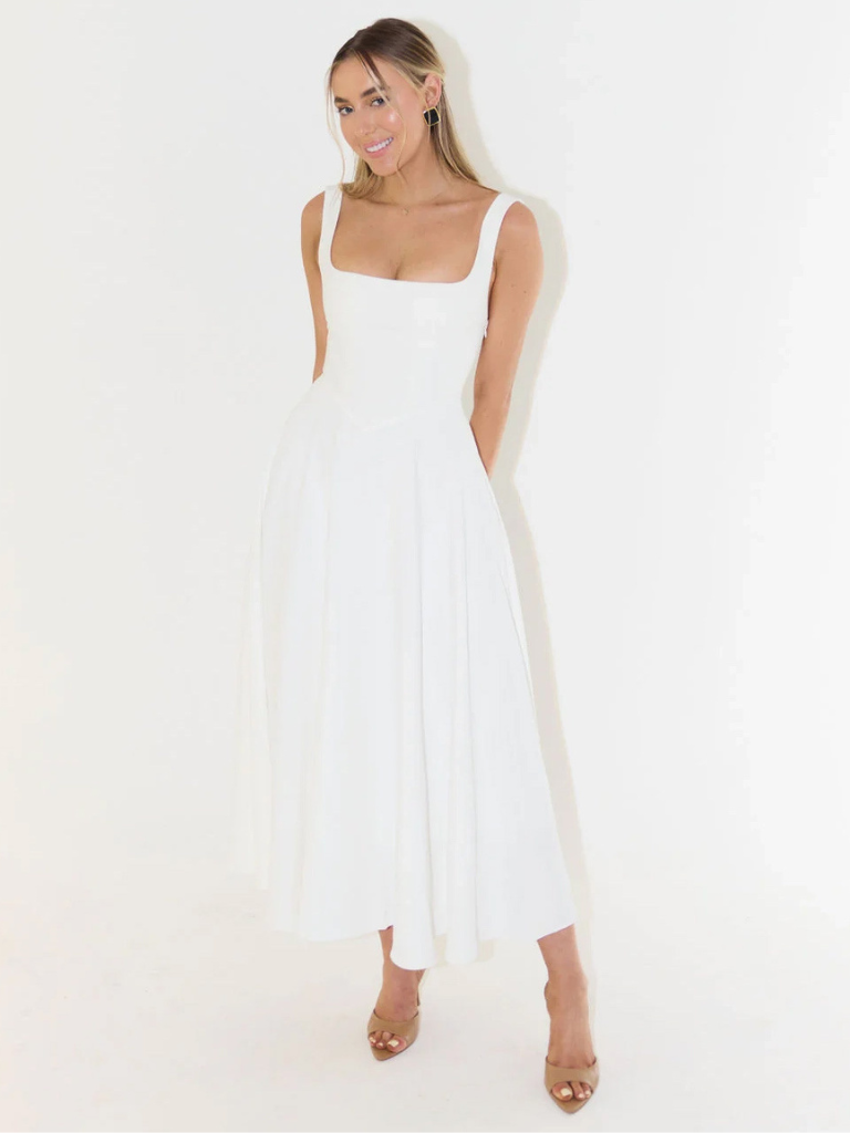 Vestido blanco midi sin mangas con falda amplia y vuelo; escote cuadrado