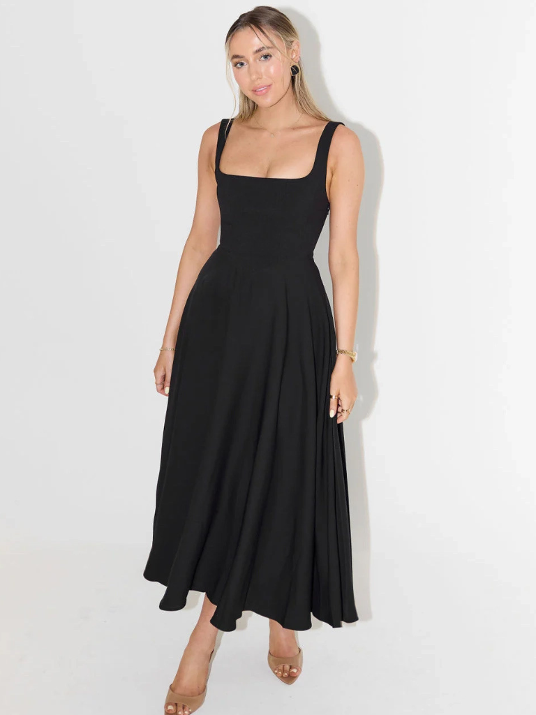 Vestido midi negro sin mangas, escote cuadrado y falda amplia plisada