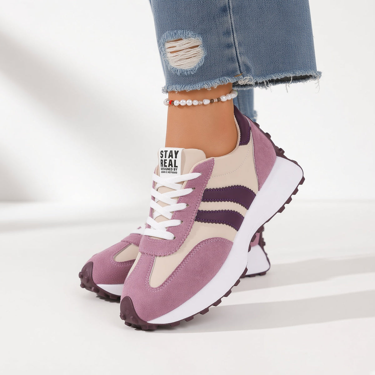 Zapatillas retro cómodas lila con tiras moradas y blancas, cordones blancos y suela oscura