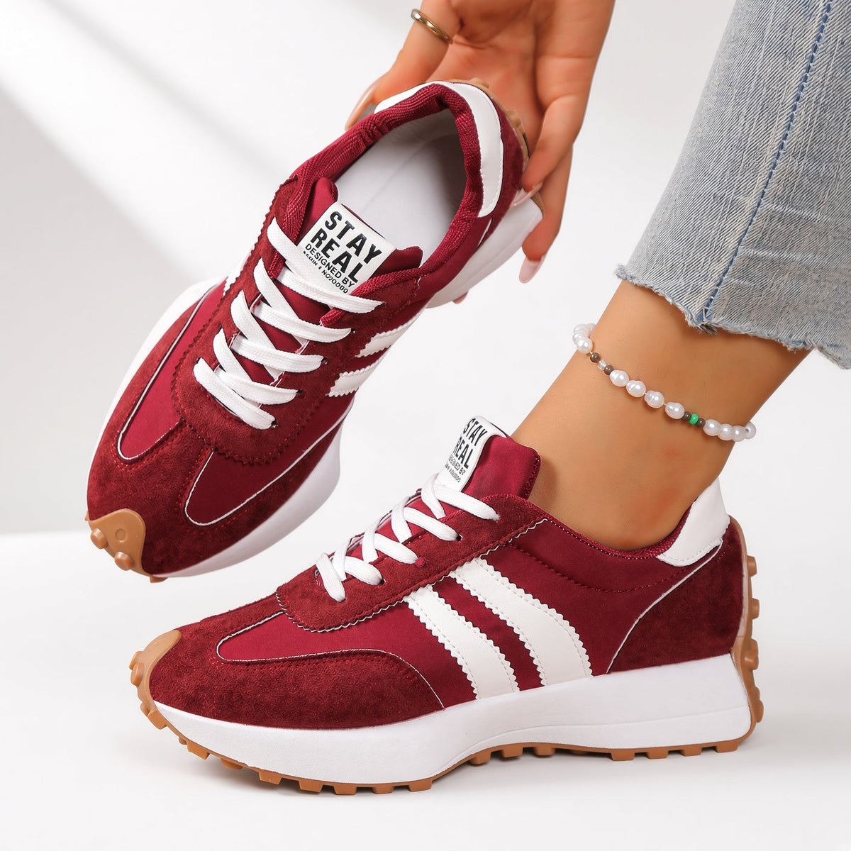 Zapatillas retro cómodas burdeos con tiras blancas, cordones blancos y suela marrón