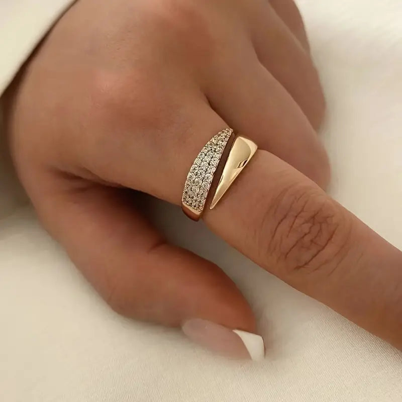 Anillo de oro con banda ancha de piedras brillantes