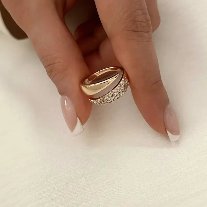 Anillo de oro con banda ovalada y piedras brillantes en el lateral