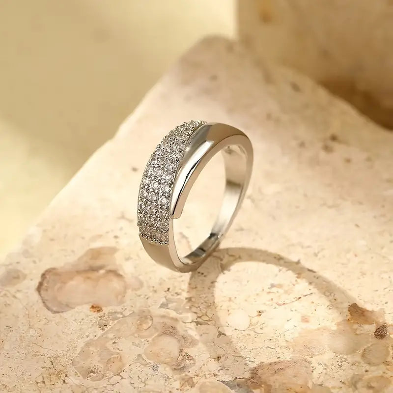 Anillo de oro con banda completa de piedras brillantes