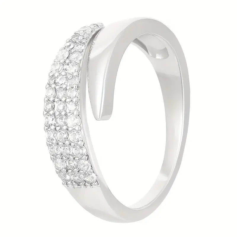 Anillo de plata con banda de piedras brillantes alrededor