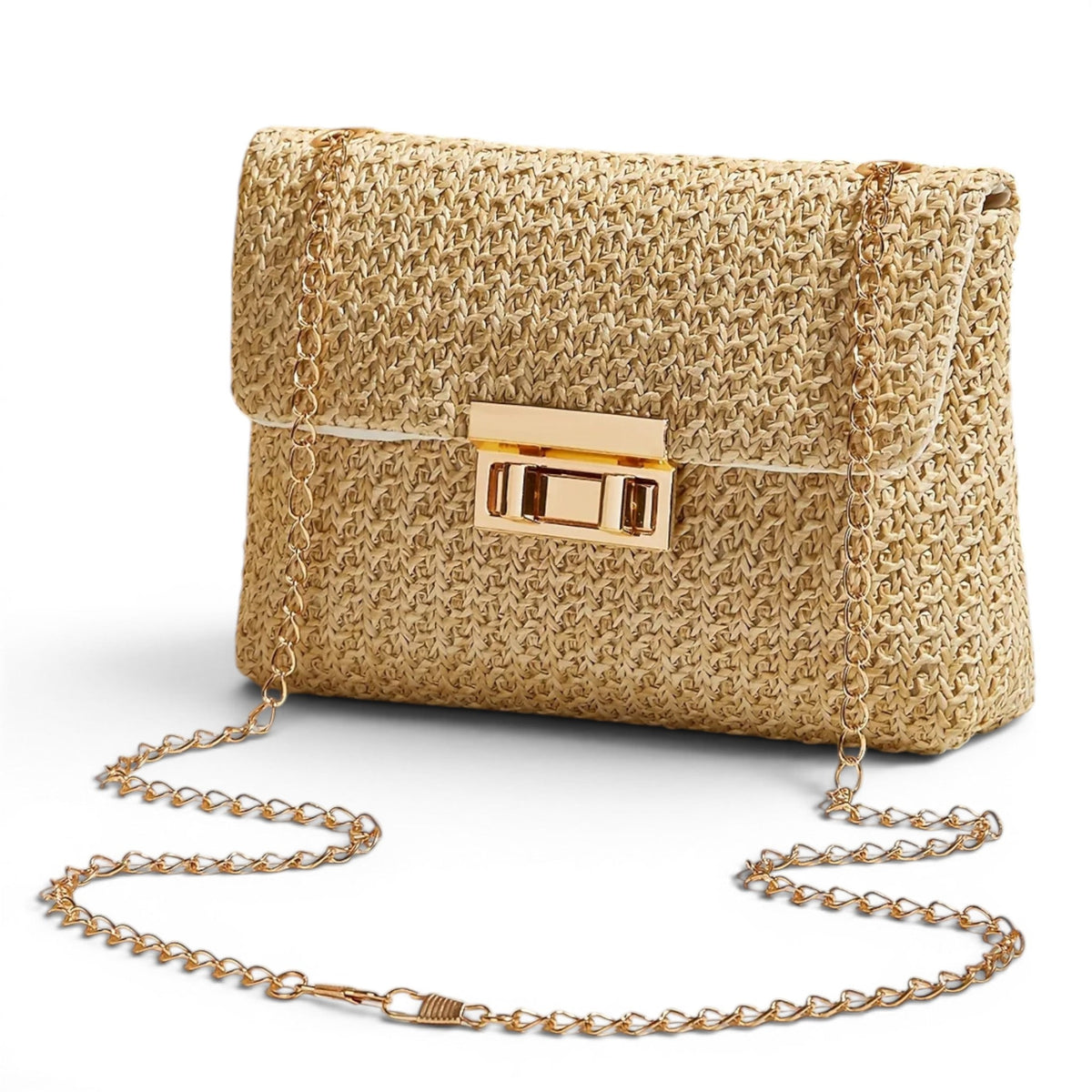 Bolso pequeño de paja beige con solapa y cierre rectangular dorado; vista lateral con cadena