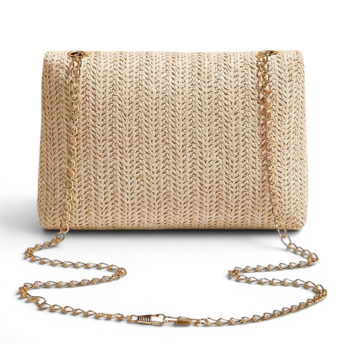 Bolso de paja beige con solapa y cierre rectangular dorado; vista lateral con cadena
