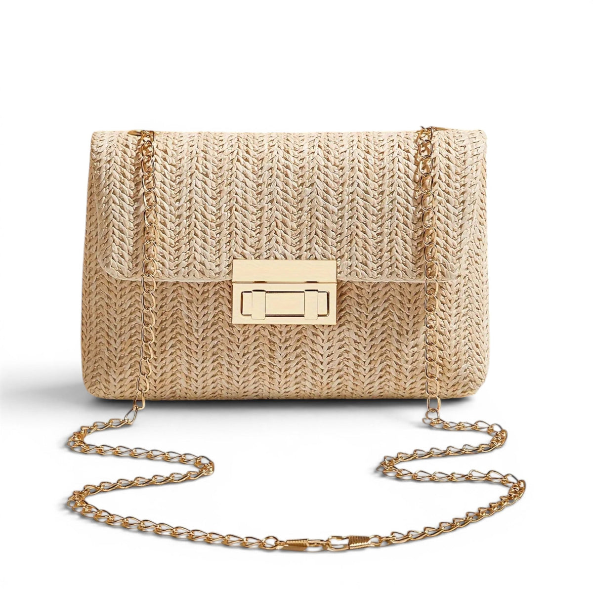 Bolso de paja beige rectangular con solapa, cierre rectangular dorado y cadena de bandolera