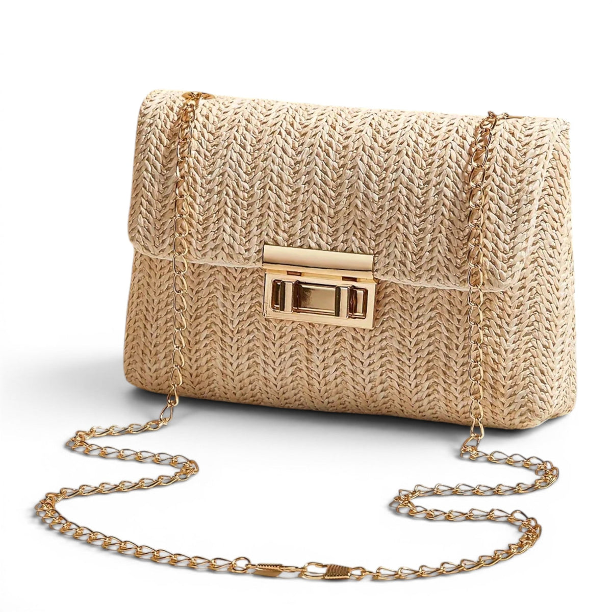Bolso de mano pequeño de paja beige con solapa y cierre rectangular dorado; bandolera de cadena