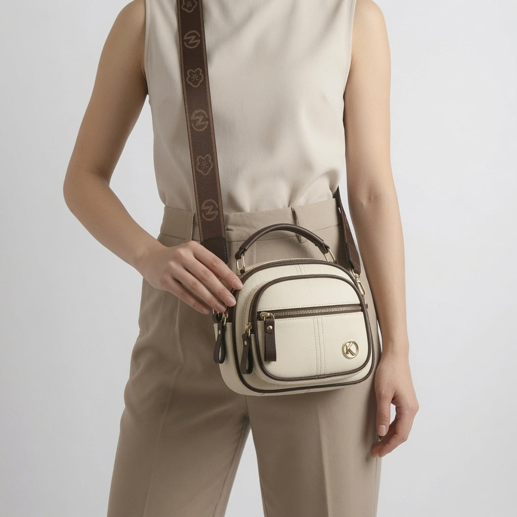 Bolso bandolera compacto de cuero crema con cremallera y correa con logotipos, placa K.