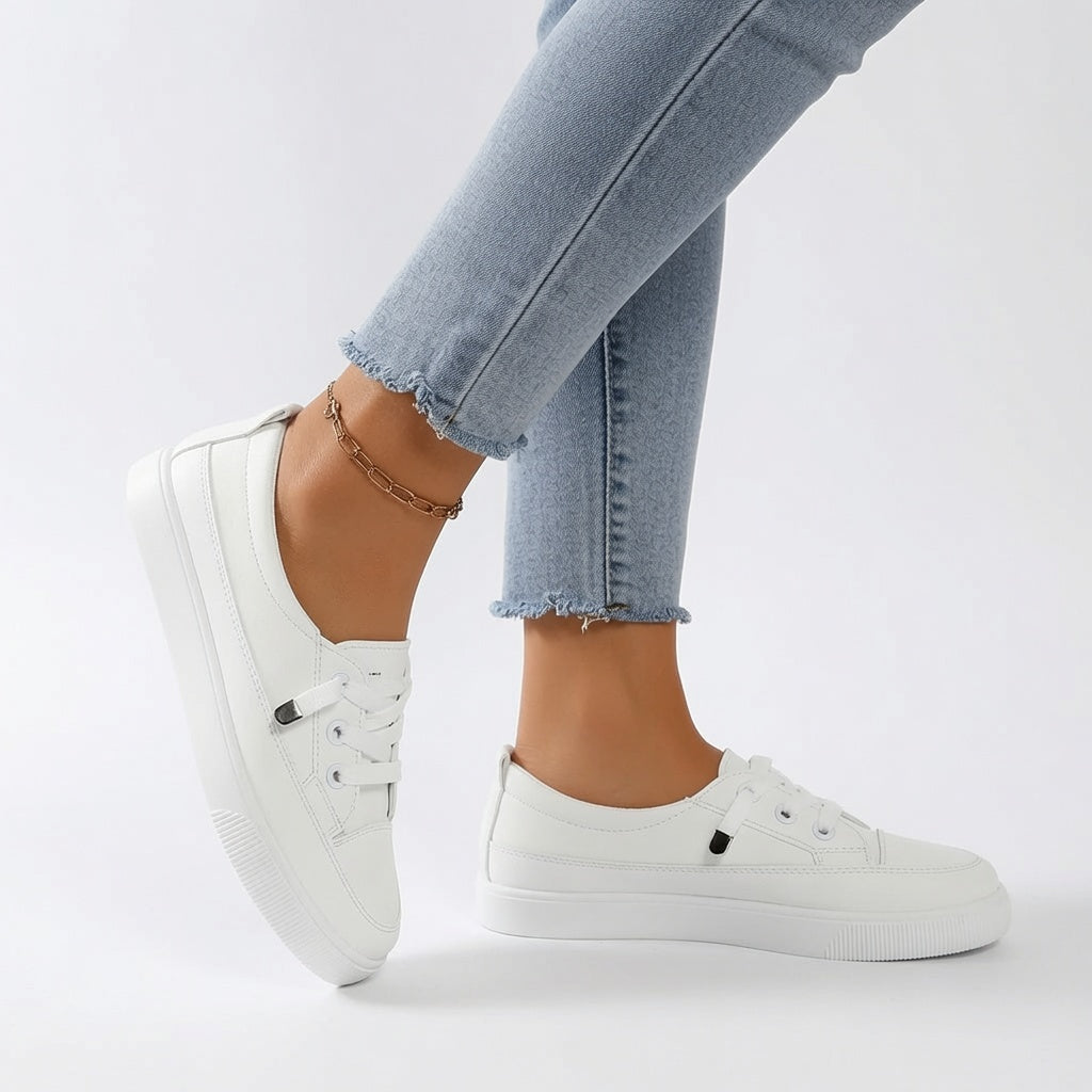 Zapatillas deportivas blancas con cordones y suela gruesa, estilo casual