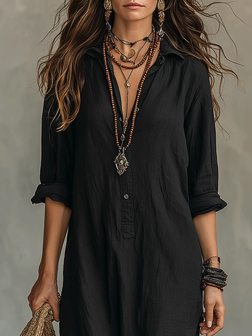 Vestido largo negro con botones y escote abierto, detalle de camisa