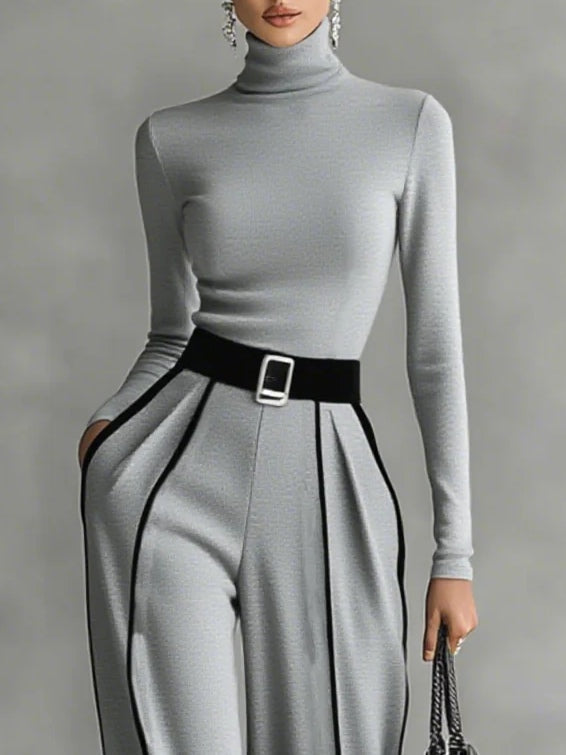 Conjunto gris: blusa cuello alto con cinturón ancho y paneles fruncidos