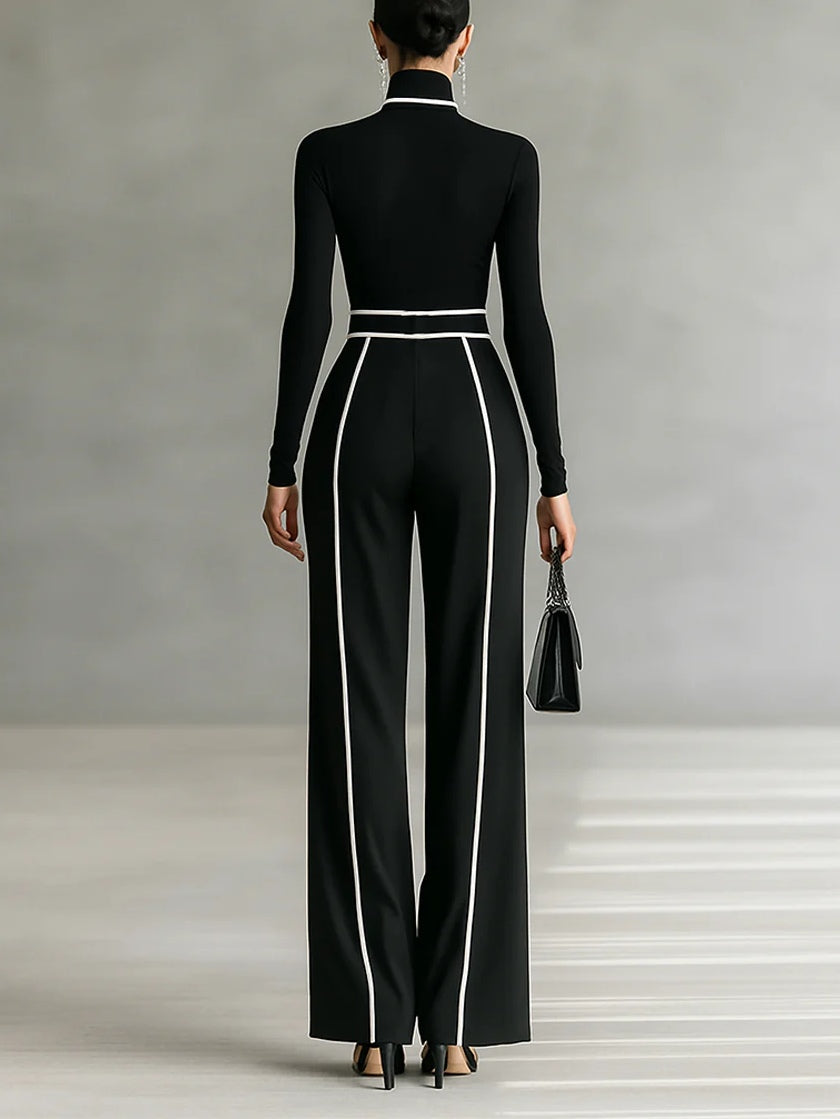 Conjunto negro de espalda: blusa cuello alto y pantalón ancho con líneas a contraste