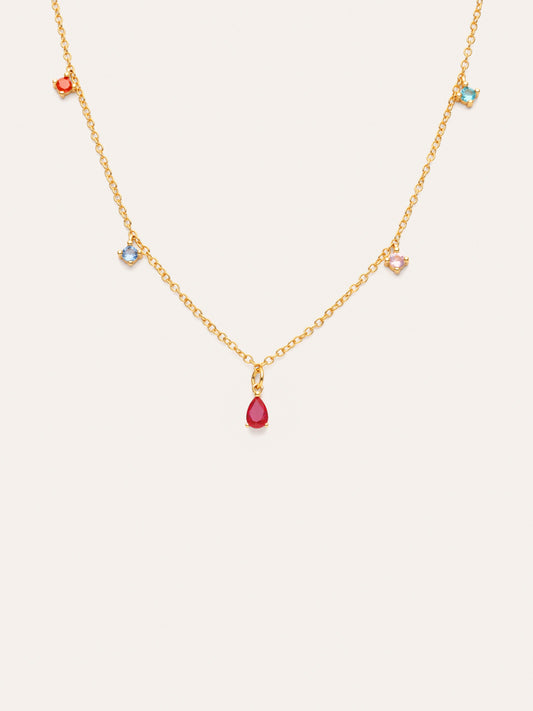 Collar dorado en cadena fina con dije rojo al centro y charms azules en los lados