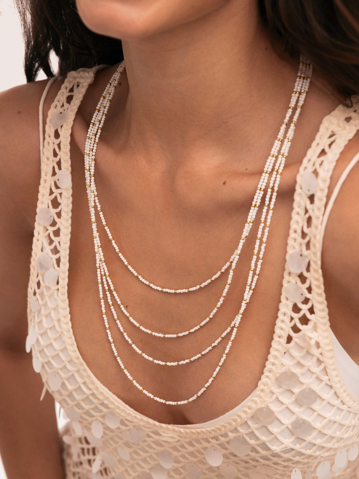 Collar de cuentas multivuelta blancas con toques dorados, estilo Cleopatra