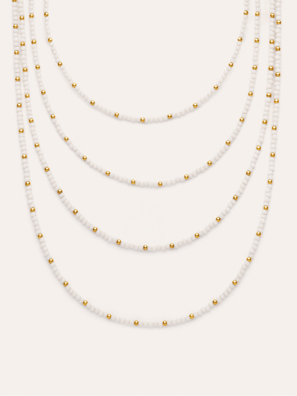 Collar de cuentas en blanco con baño de oro, varias vueltas tipo Cleopatra