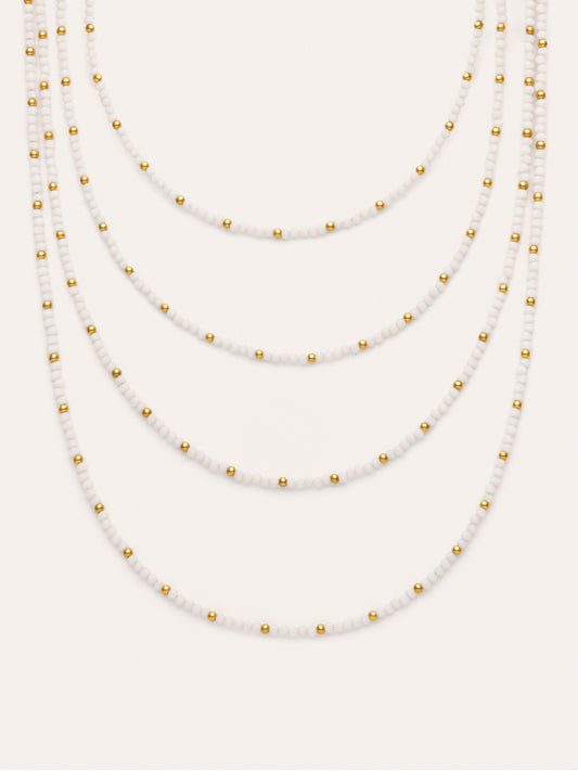 Collar de cuentas en blanco con baño de oro, varias vueltas tipo Cleopatra