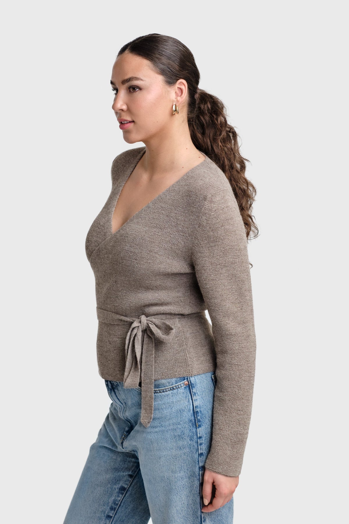 Jersey cruzado gris de manga larga con cuello V y lazo frontal en la cintura