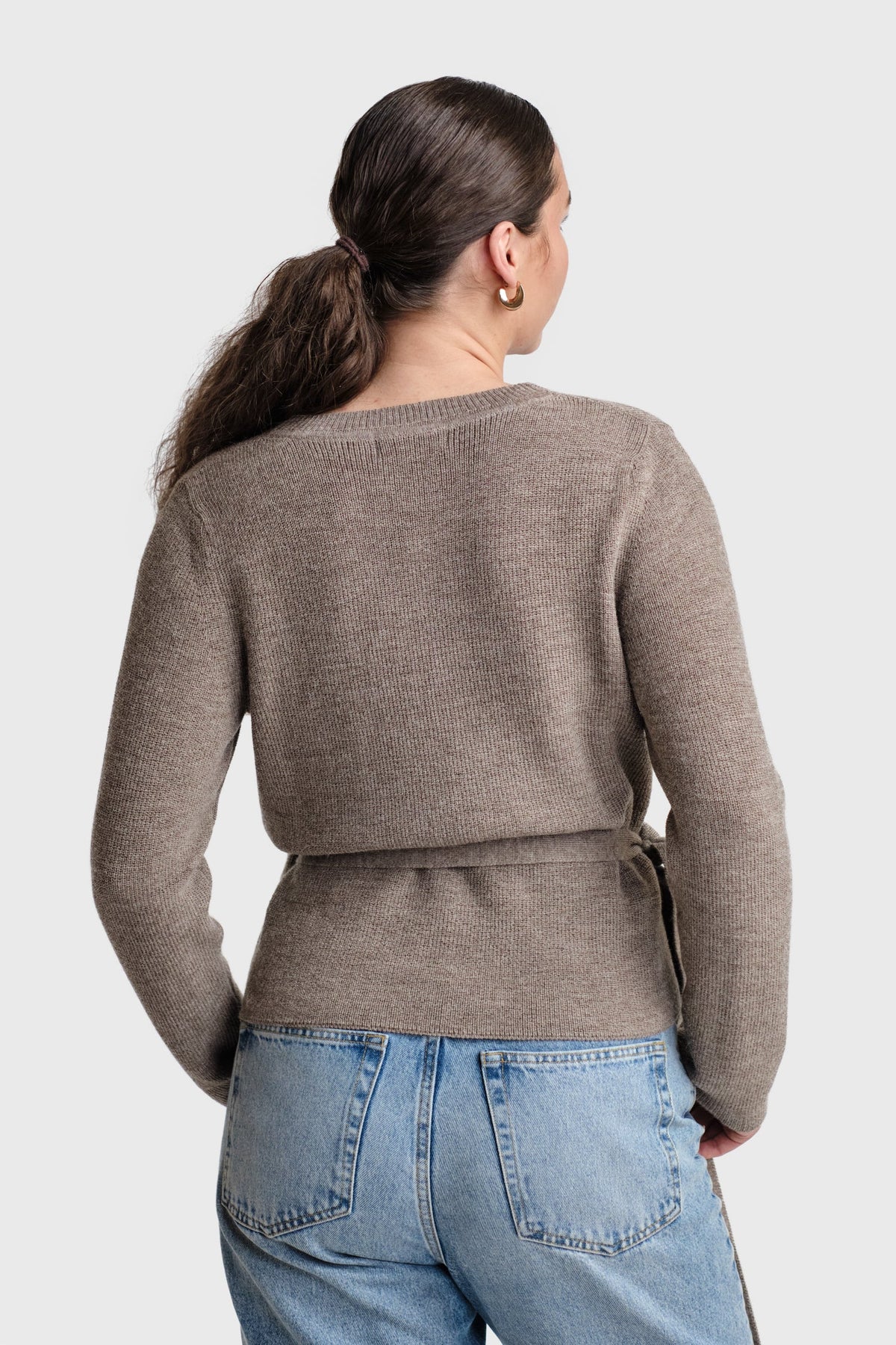 Jersey cruzado gris de punto, vista trasera con lazo ajustable en la cintura