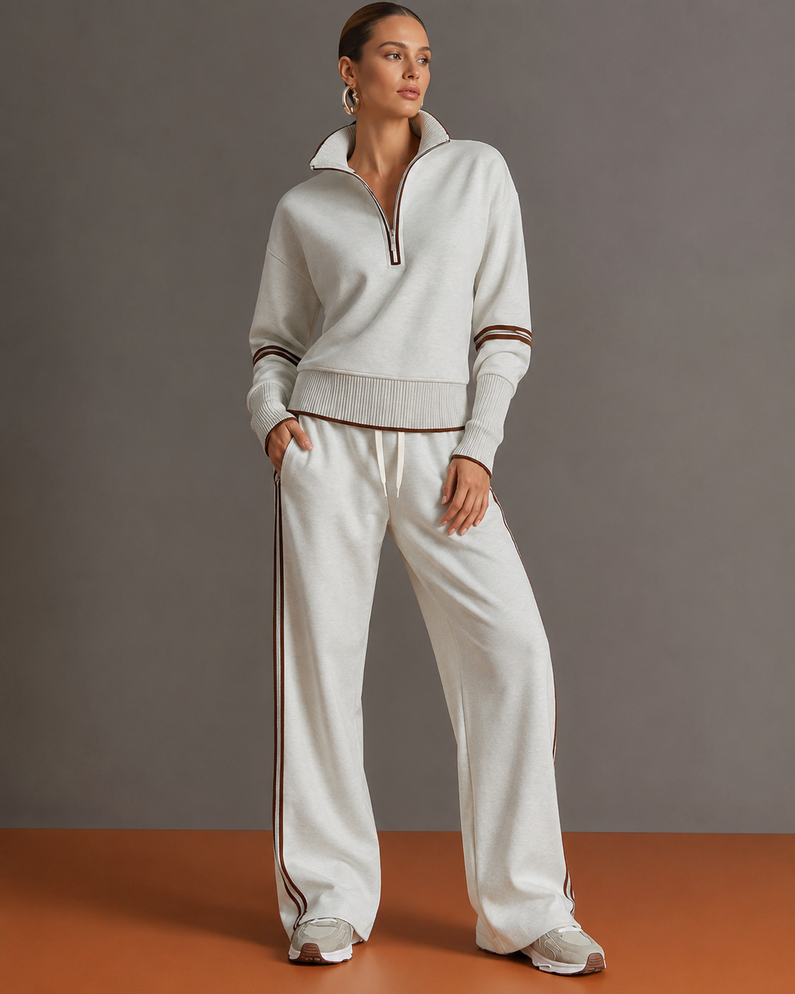 Conjunto de dos piezas gris claro: jersey con cremallera y pantalón de chándal a rayas