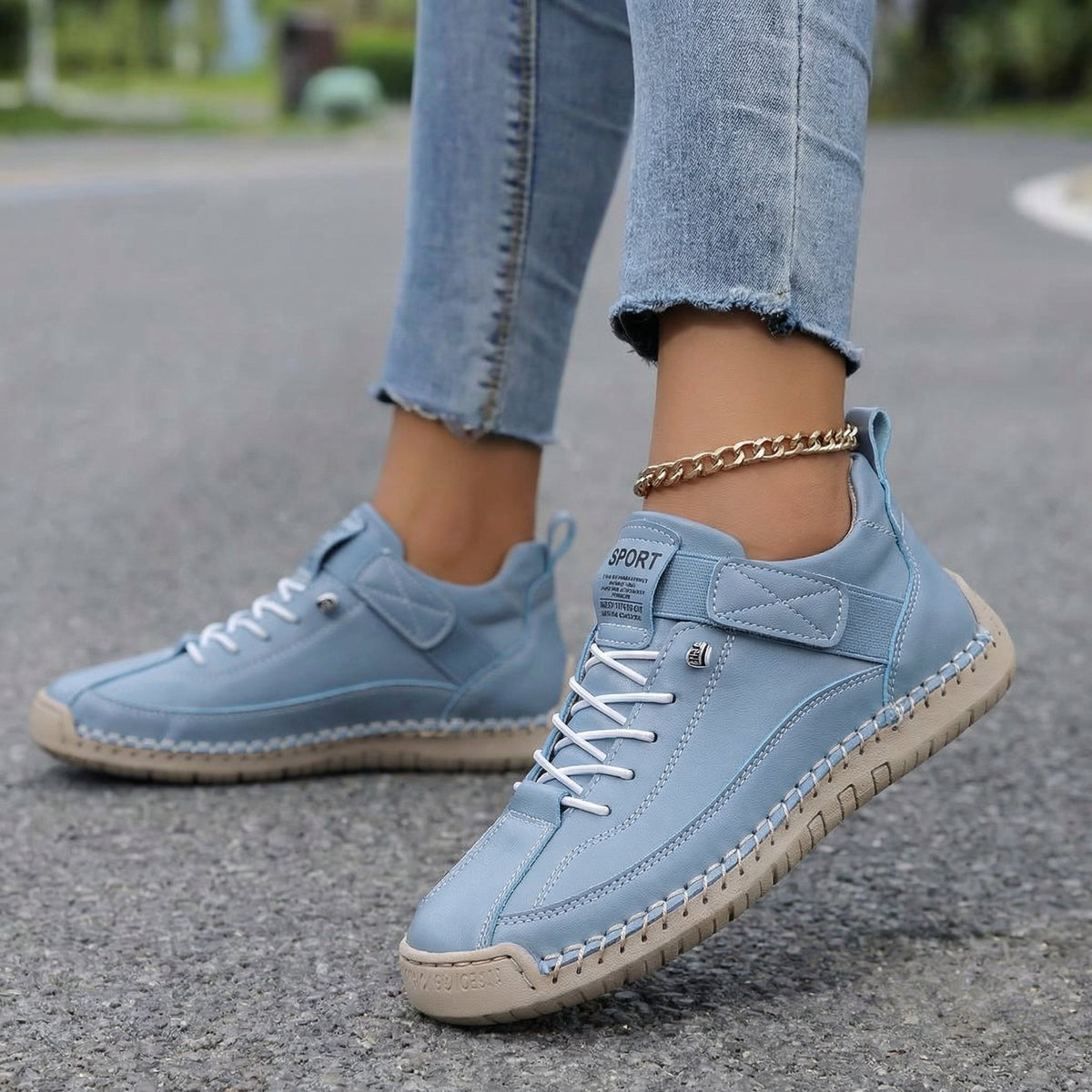 Zapatillas ortopédicas Mia azules claras con cordones y suela dentada