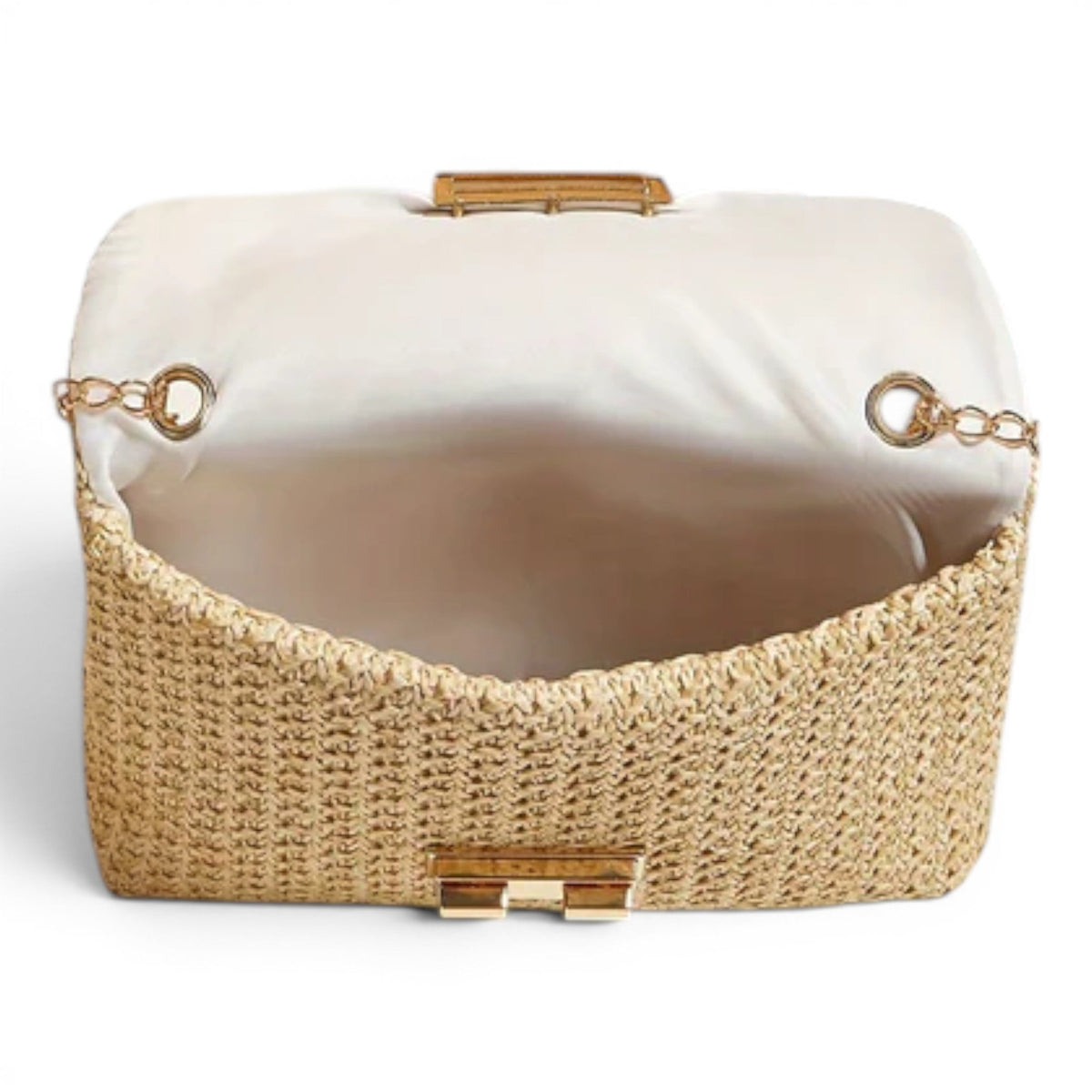 Bolso de paja con solapa y cierre rectangular dorado; interior crema visible y cadena
