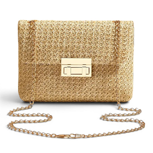 Bolso de paja beige con solapa y cierre rectangular dorado; asa de cadena cruzada