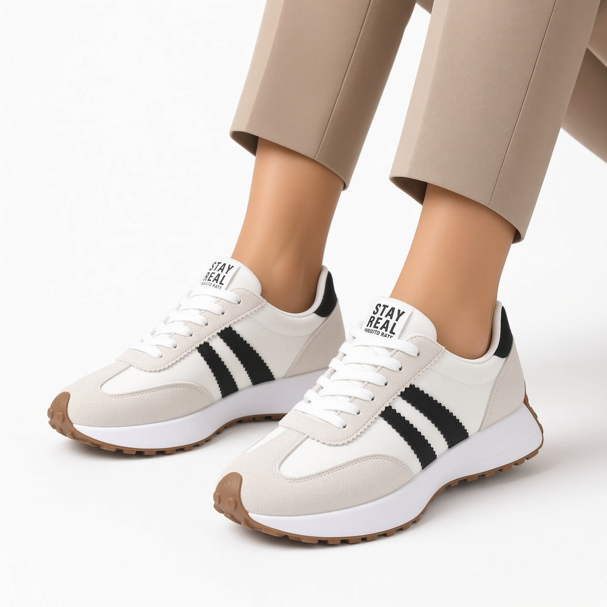 Zapatillas retro cómodas blancas con tiras negras y suela marrón con relieve