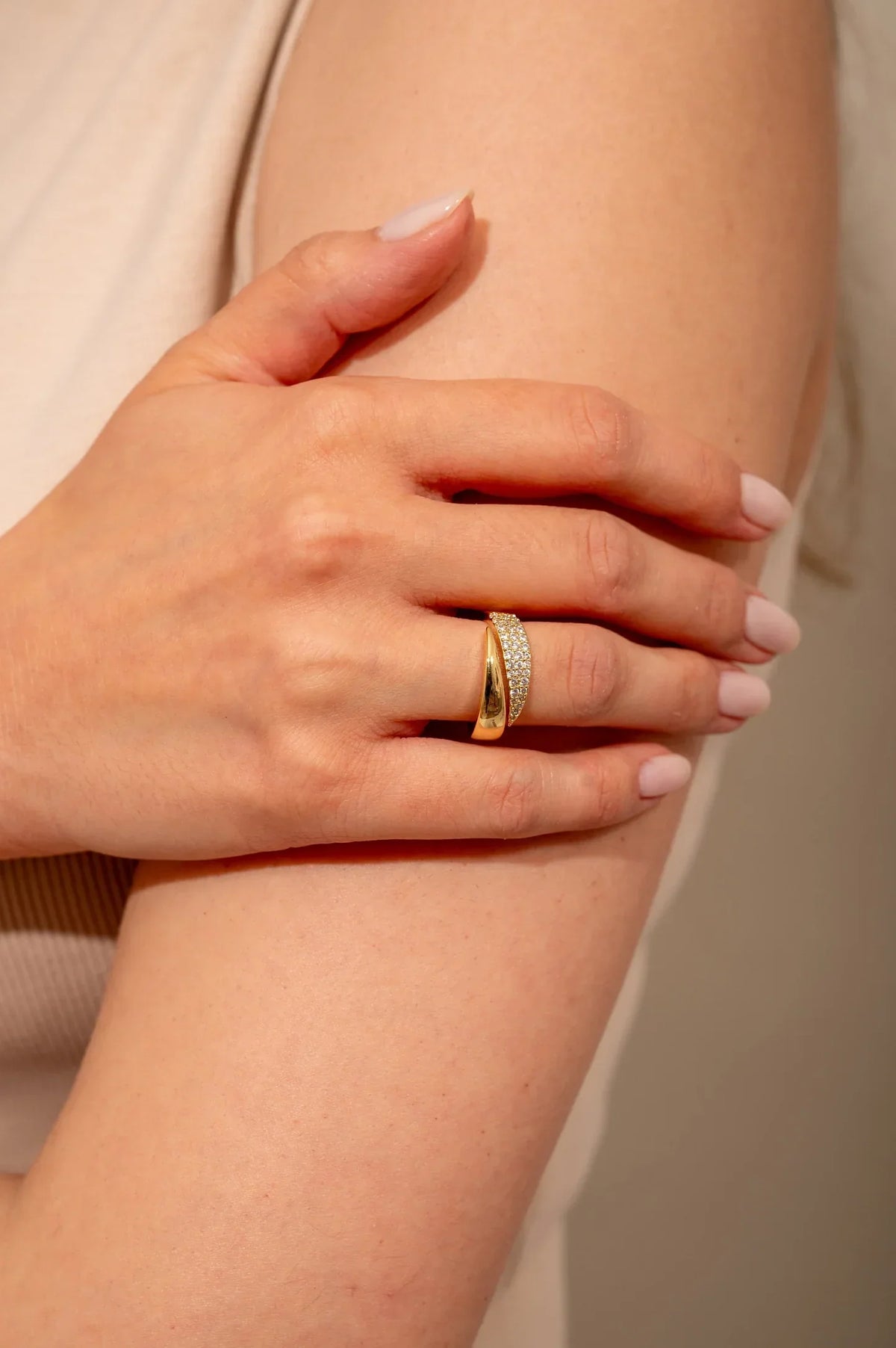 Anillo dorado con piedras engastadas alrededor, estilo eternidad
