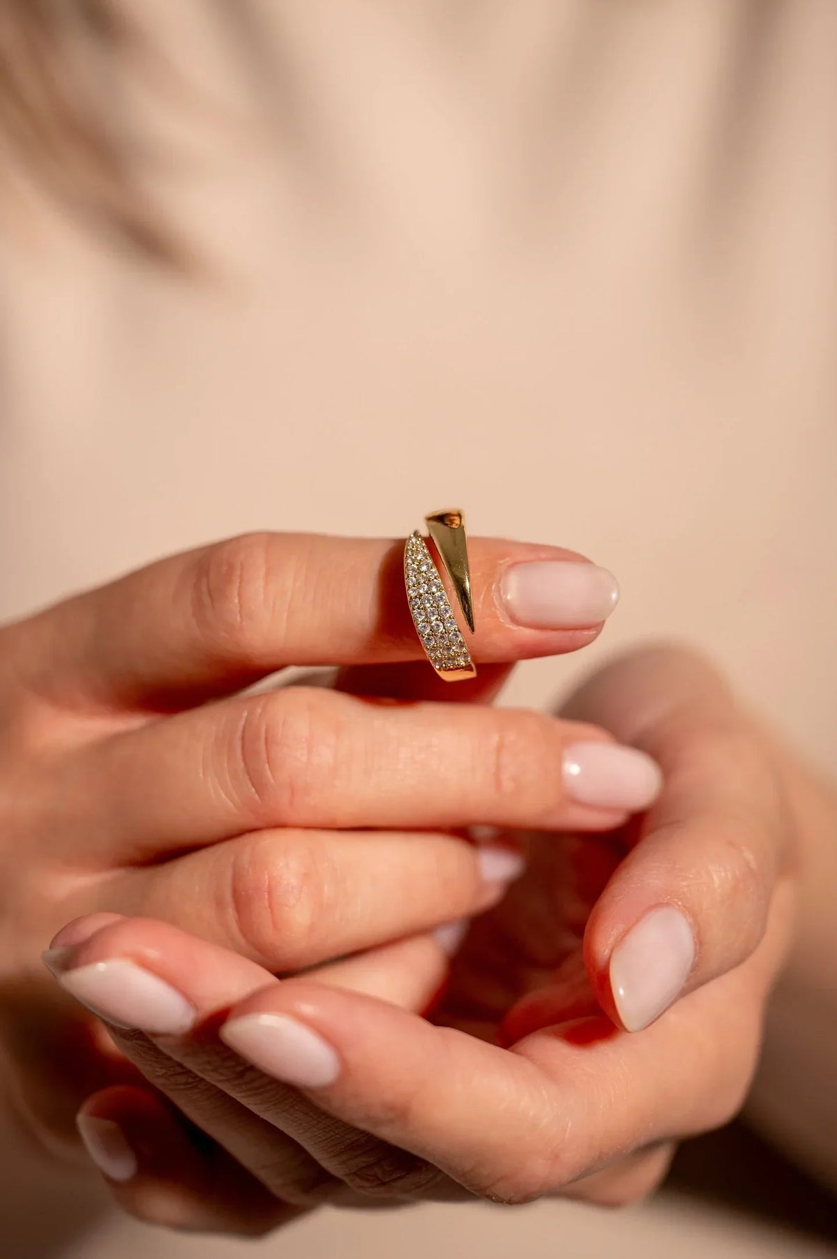 Anillo dorado con banda de pedrería y brillo, vista lateral