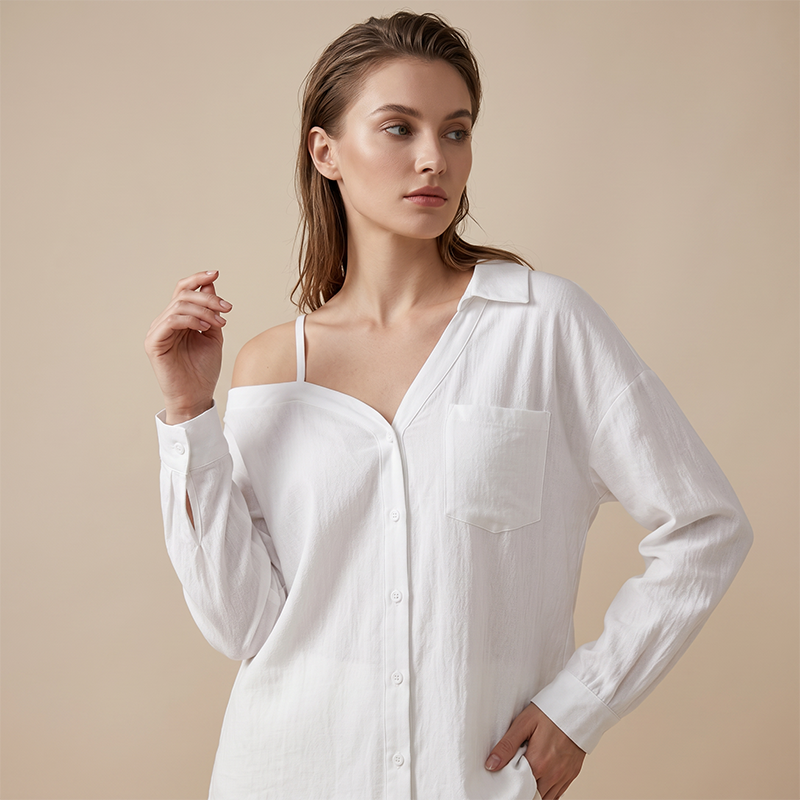 Camisa informal blanca de mujer con hombros al aire, cuello y botones frontales.