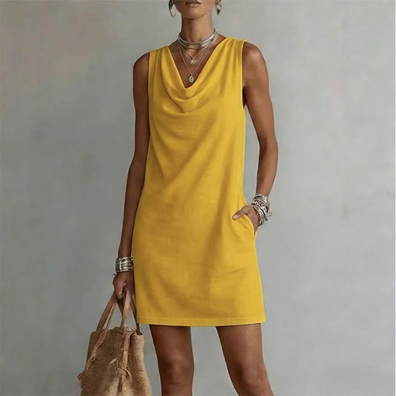 Vestido sin mangas amarillo con cuello barco drapeado y corte recto a la rodilla
