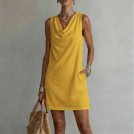 Vestido sin mangas amarillo con cuello barco drapeado y corte recto a la rodilla
