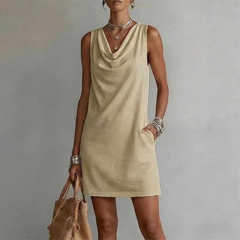 Vestido sin mangas beige con cuello barco drapeado y corte recto a la rodilla