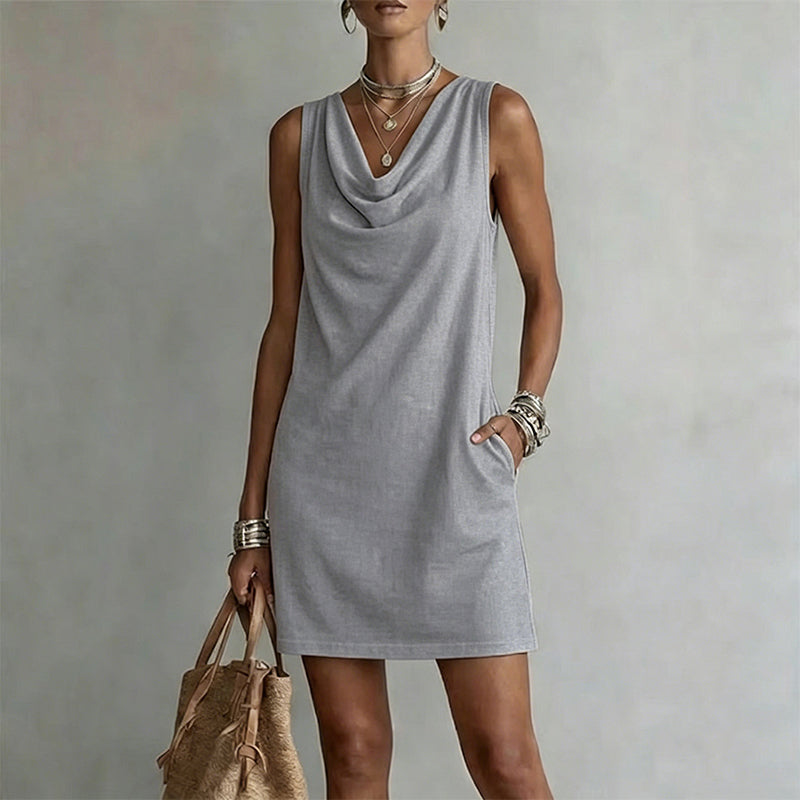 Vestido sin mangas gris con cuello barco drapeado y corte recto a la rodilla