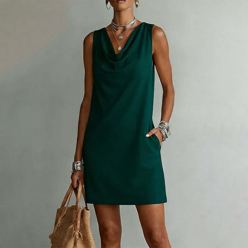 Vestido sin mangas verde oscuro con cuello barco drapeado y corte recto a la rodilla